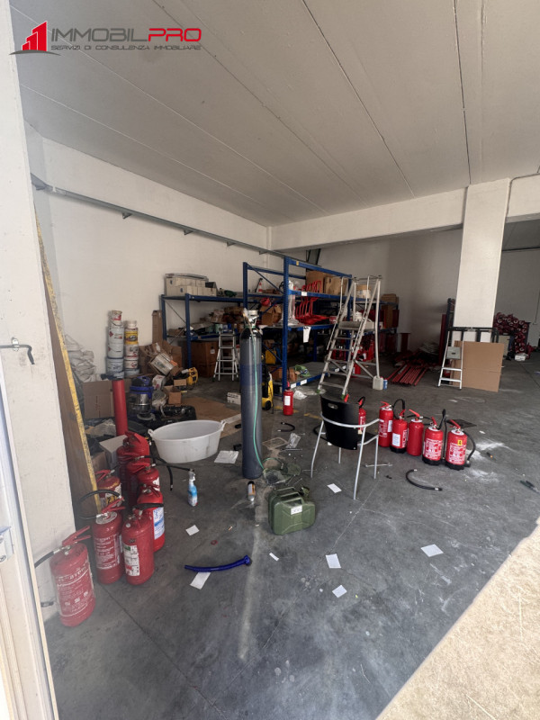 Proponiamo in vendita magazzino ad uso artigianale situato in zona industriale a Malo, inserito i...