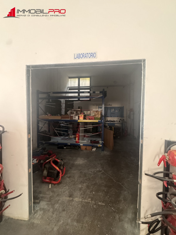 Proponiamo in vendita magazzino ad uso artigianale situato in zona industriale a Malo, inserito i...