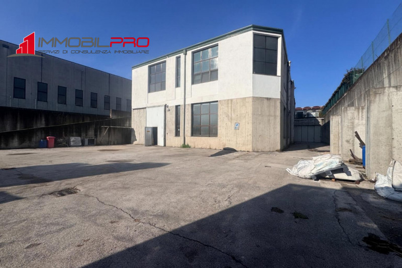 Proponiamo in vendita complesso immobiliare composto da due magazzini comunicanti, situato in zon...