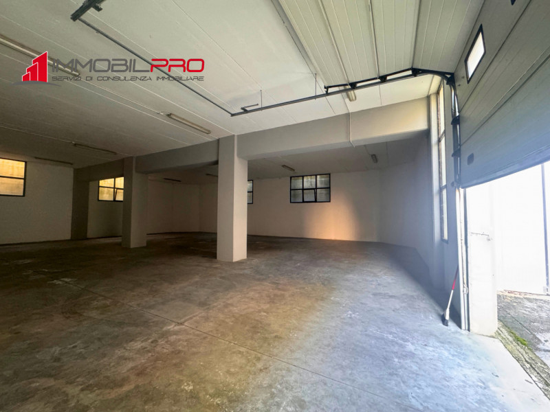 Proponiamo in vendita complesso immobiliare composto da due magazzini comunicanti, situato in zon...