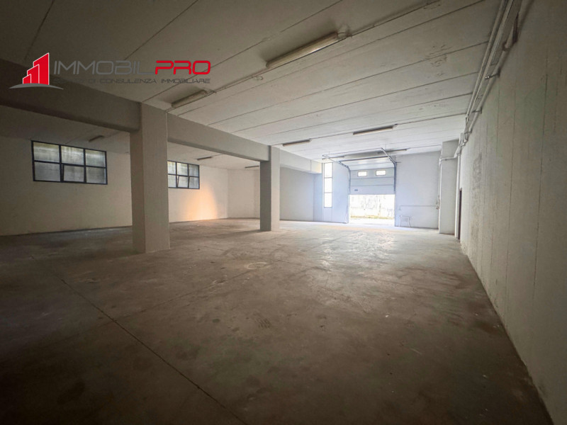 Proponiamo in vendita complesso immobiliare composto da due magazzini comunicanti, situato in zon...