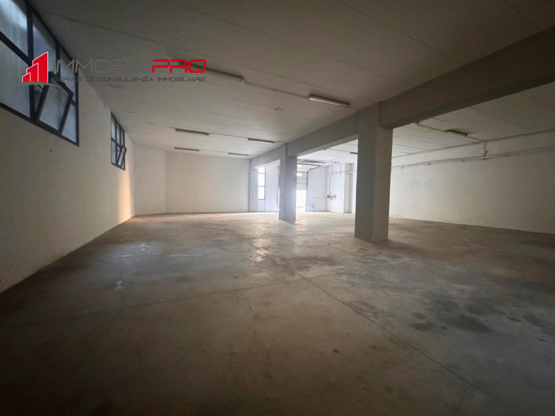 Proponiamo in vendita complesso immobiliare composto da due magazzini comunicanti, situato in zon...