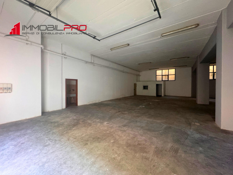 Proponiamo in vendita complesso immobiliare composto da due magazzini comunicanti, situato in zon...