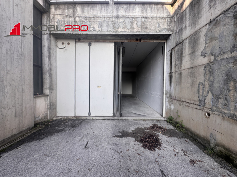 Proponiamo in vendita complesso immobiliare composto da due magazzini comunicanti, situato in zon...