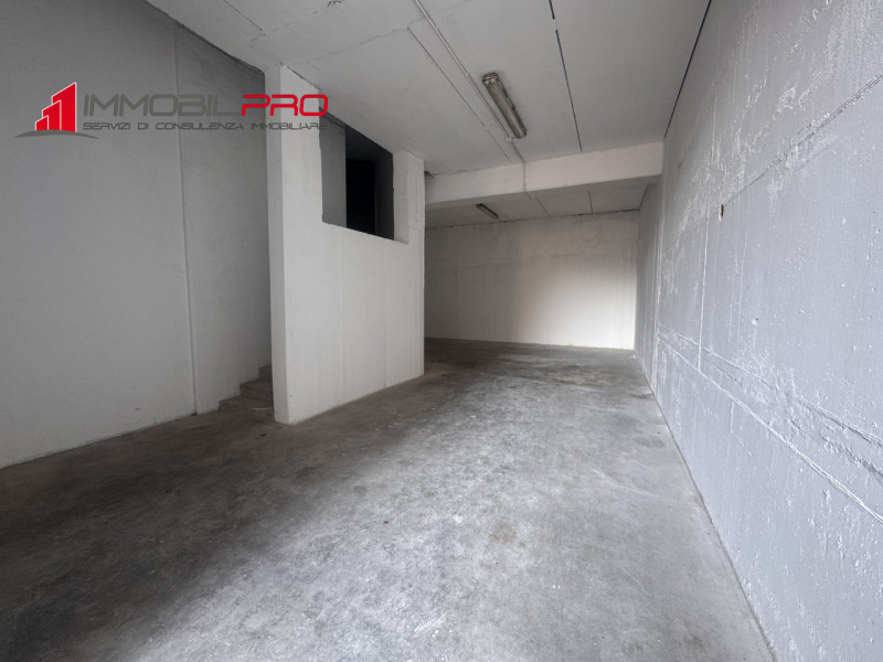 Proponiamo in vendita complesso immobiliare composto da due magazzini comunicanti, situato in zon...