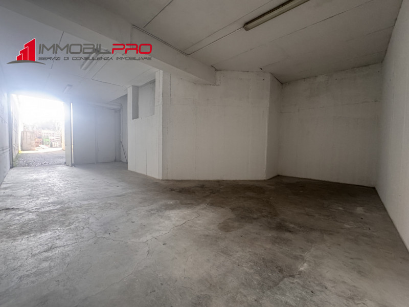 Proponiamo in vendita complesso immobiliare composto da due magazzini comunicanti, situato in zon...