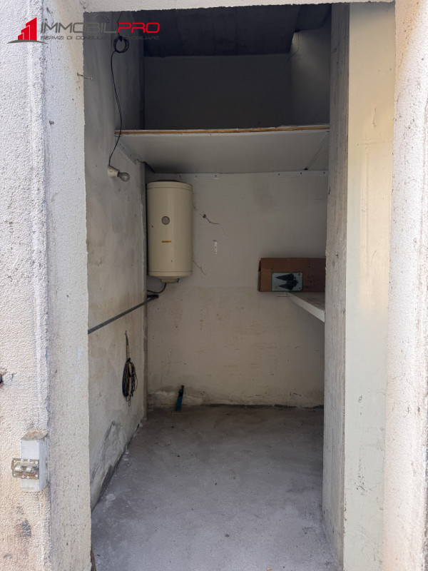 Proponiamo in vendita complesso immobiliare composto da due magazzini comunicanti, situato in zon...