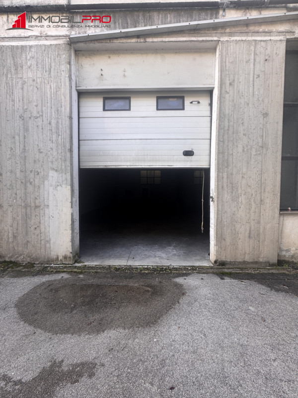 Proponiamo in vendita complesso immobiliare composto da due magazzini comunicanti, situato in zon...