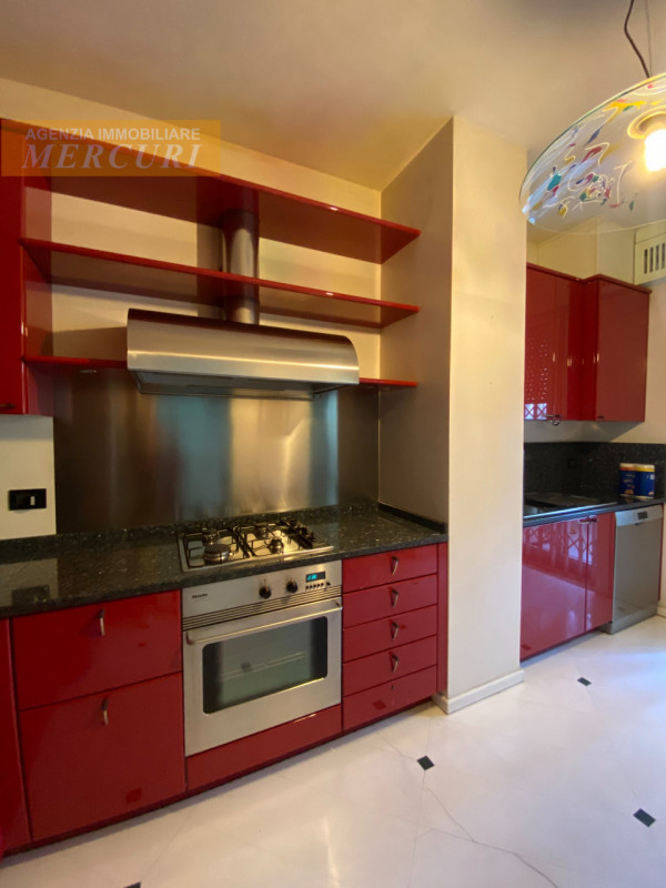 Appartamento   in condominio dotato di ascensore, ampio appartamento   ristrutturato  composto da...