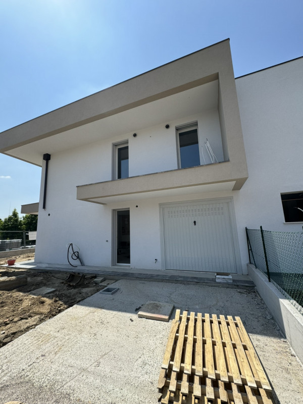 COMPOSIZIONE:
L'abitazione è costituita al piano terra da luminosa zona giorno di circa 30 mq e b...