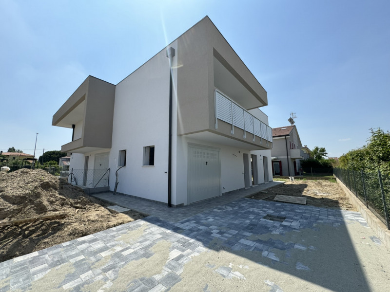 COMPOSIZIONE:
L'abitazione è costituita al piano terra da luminosa zona giorno di circa 30 mq e b...