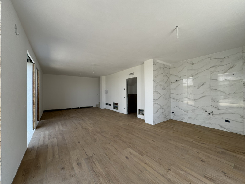 COMPOSIZIONE:
L'abitazione è costituita al piano terra da luminosa zona giorno di circa 30 mq e b...