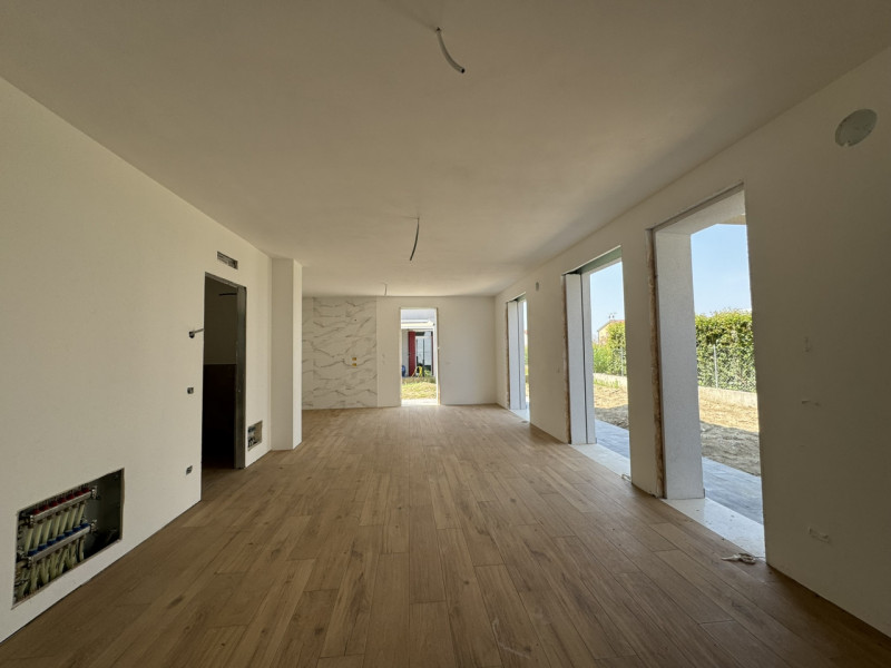 COMPOSIZIONE:
L'abitazione è costituita al piano terra da luminosa zona giorno di circa 30 mq e b...