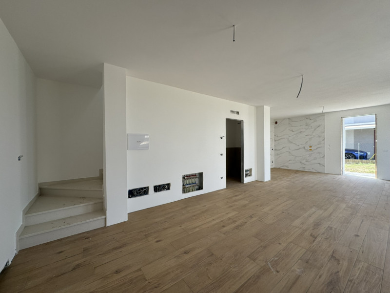 COMPOSIZIONE:
L'abitazione è costituita al piano terra da luminosa zona giorno di circa 30 mq e b...