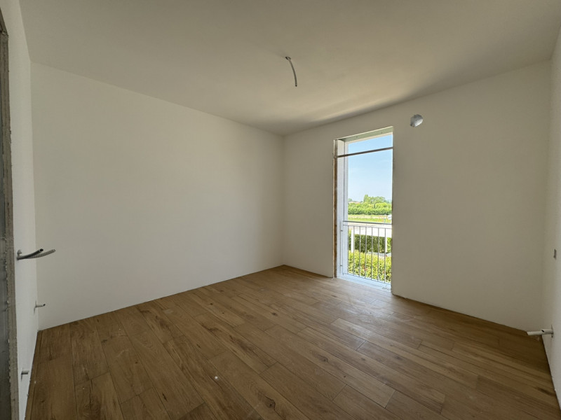 COMPOSIZIONE:
L'abitazione è costituita al piano terra da luminosa zona giorno di circa 30 mq e b...