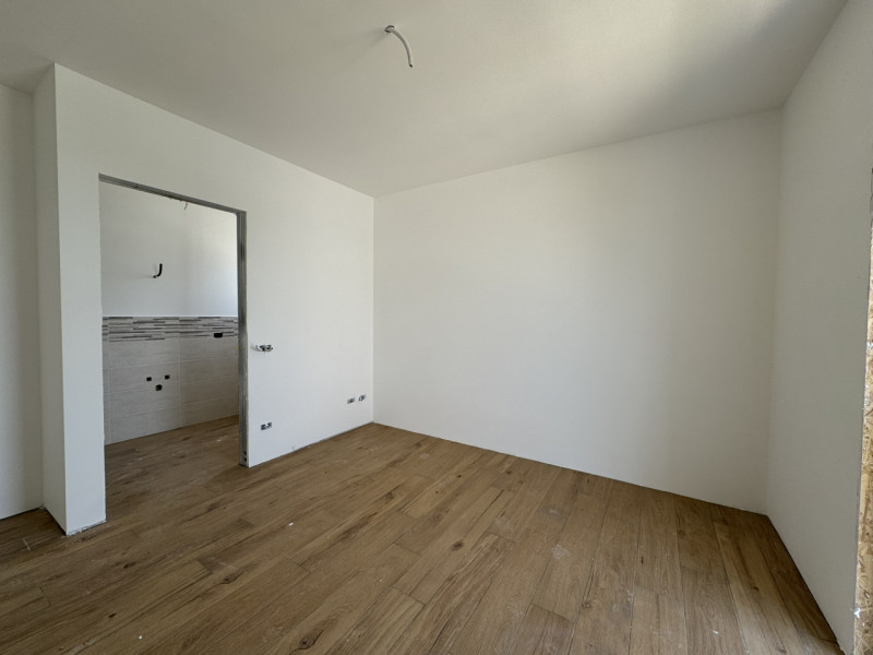 COMPOSIZIONE:
L'abitazione è costituita al piano terra da luminosa zona giorno di circa 30 mq e b...