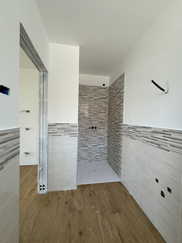 COMPOSIZIONE:
L'abitazione è costituita al piano terra da luminosa zona giorno di circa 30 mq e b...