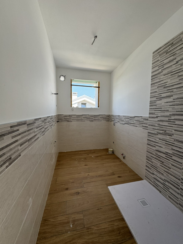 COMPOSIZIONE:
L'abitazione è costituita al piano terra da luminosa zona giorno di circa 30 mq e b...