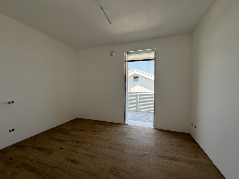 COMPOSIZIONE:
L'abitazione è costituita al piano terra da luminosa zona giorno di circa 30 mq e b...