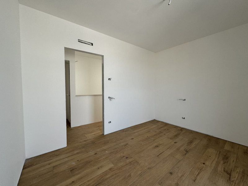 COMPOSIZIONE:
L'abitazione è costituita al piano terra da luminosa zona giorno di circa 30 mq e b...