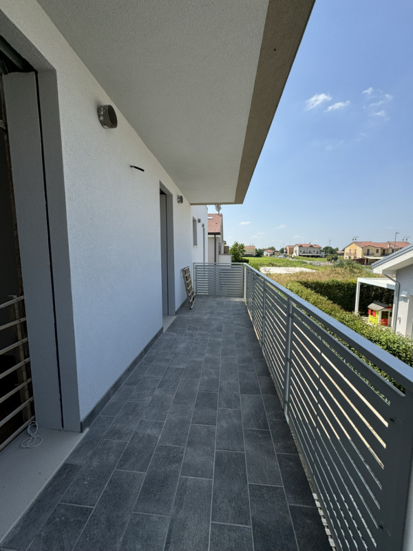 COMPOSIZIONE:
L'abitazione è costituita al piano terra da luminosa zona giorno di circa 30 mq e b...