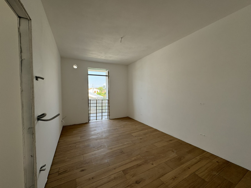 COMPOSIZIONE:
L'abitazione è costituita al piano terra da luminosa zona giorno di circa 30 mq e b...