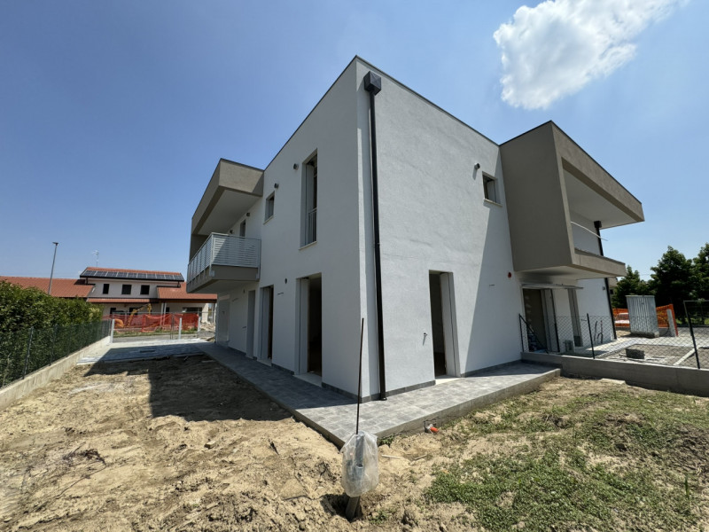 COMPOSIZIONE:
L'abitazione è costituita al piano terra da luminosa zona giorno di circa 30 mq e b...