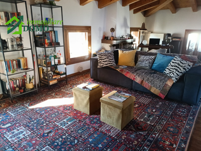 Schio Centro: comodo a tutti i servizi, appartamento Bicamere, al piano secondo su contesto di 4 ...