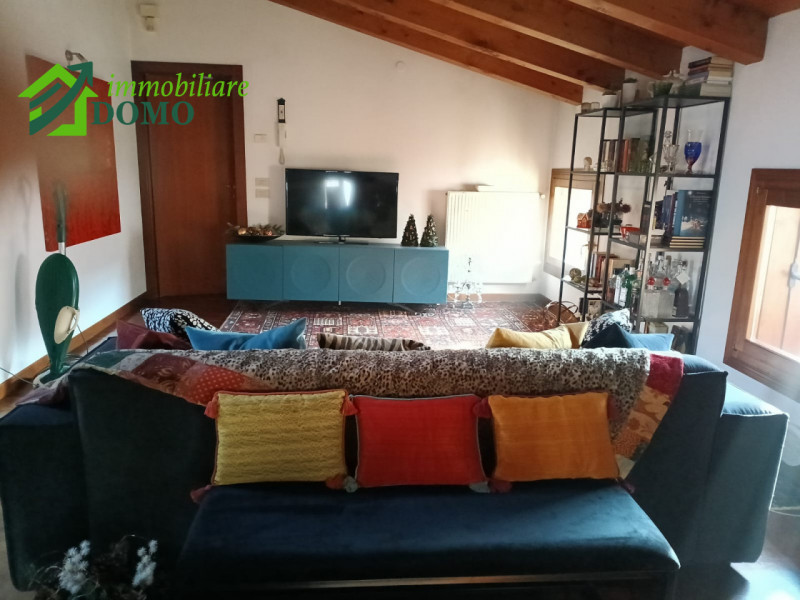 Schio Centro: comodo a tutti i servizi, appartamento Bicamere, al piano secondo su contesto di 4 ...