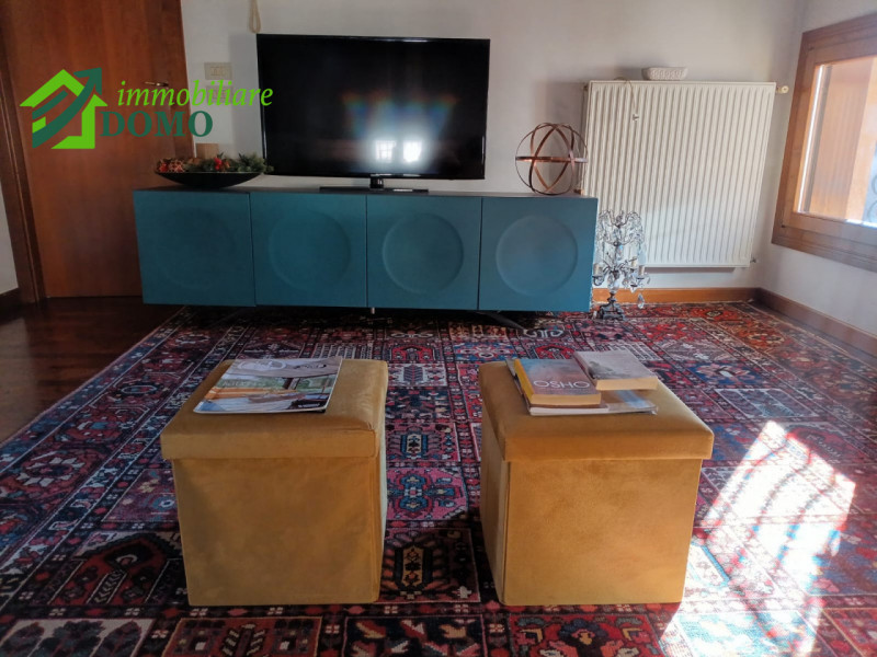 Schio Centro: comodo a tutti i servizi, appartamento Bicamere, al piano secondo su contesto di 4 ...