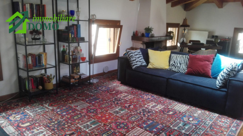 Schio Centro: comodo a tutti i servizi, appartamento Bicamere, al piano secondo su contesto di 4 ...