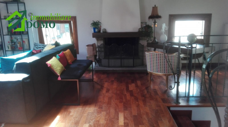 Schio Centro: comodo a tutti i servizi, appartamento Bicamere, al piano secondo su contesto di 4 ...