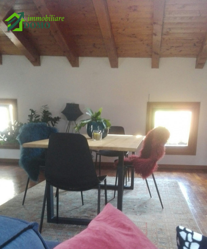 Schio Centro: comodo a tutti i servizi, appartamento Bicamere, al piano secondo su contesto di 4 ...