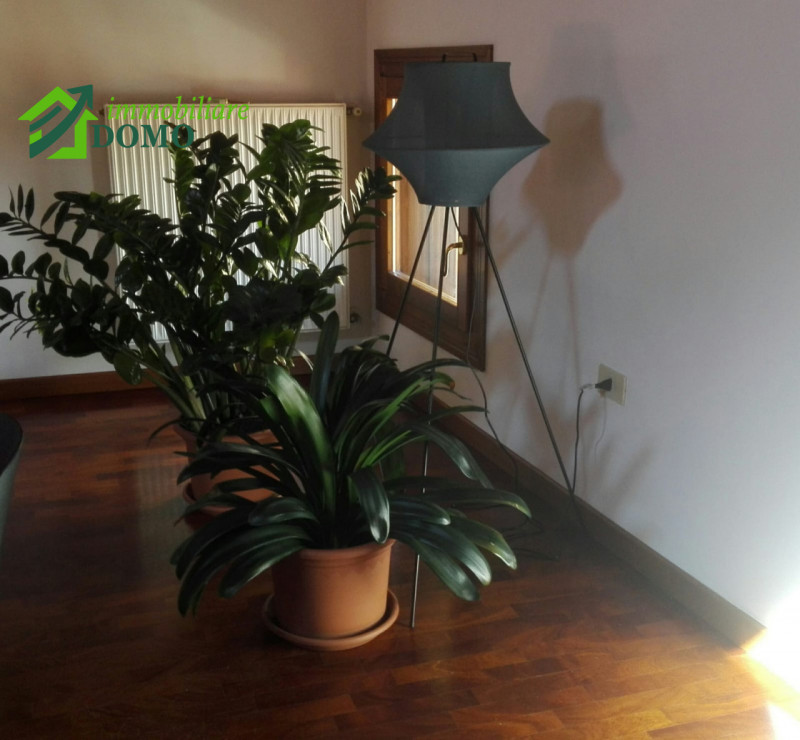 Schio Centro: comodo a tutti i servizi, appartamento Bicamere, al piano secondo su contesto di 4 ...