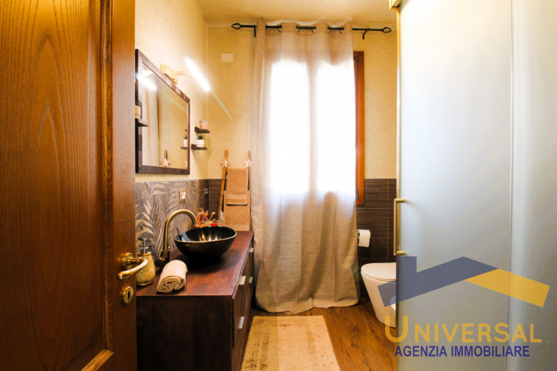 VILLA DEL CONTE - In zona tranquilla, lontana da traffico e da rumori, ma al contempo che permett...