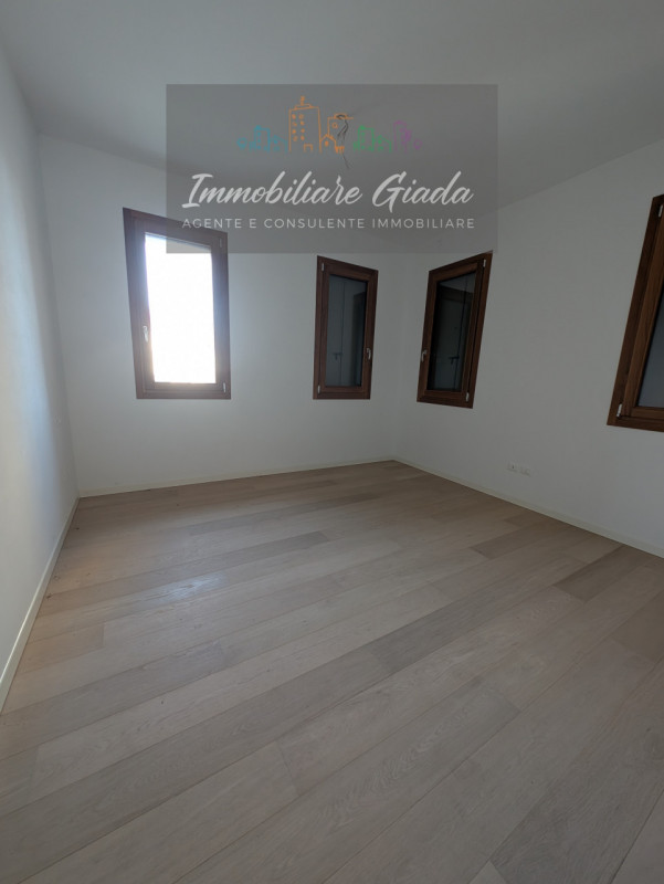 Vendesi splendido appartamento in classe energetica A3, completamente ristrutturato nel 2023.
L’i...