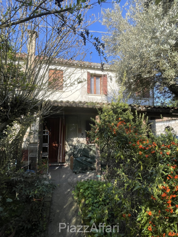 In località Liettoli ma in prossimità del centro di Sant'Angelo di Piove di Sacco, porzione di ca...