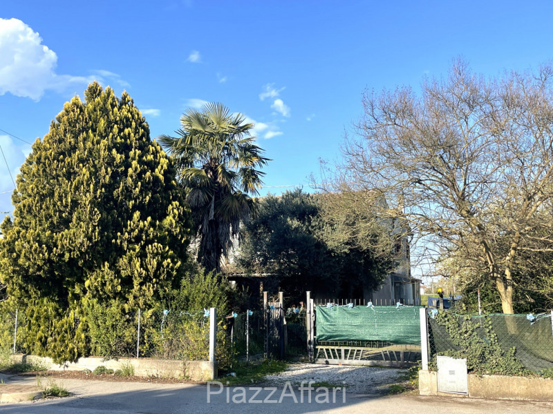 In località Liettoli ma in prossimità del centro di Sant'Angelo di Piove di Sacco, porzione di ca...