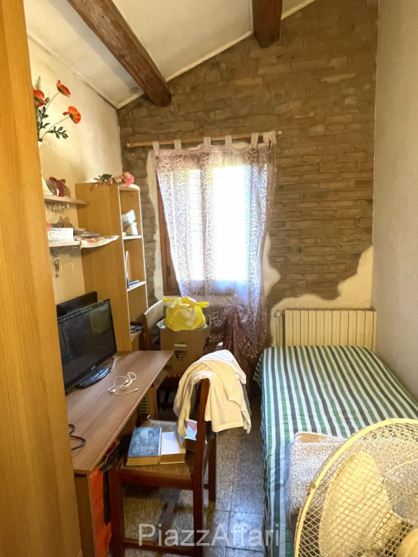 In località Liettoli ma in prossimità del centro di Sant'Angelo di Piove di Sacco, porzione di ca...