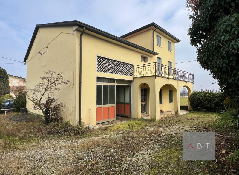 Situata nella frazione di Onara, casa singola composta di: ingresso, cucina, soggiorno, tre camer...