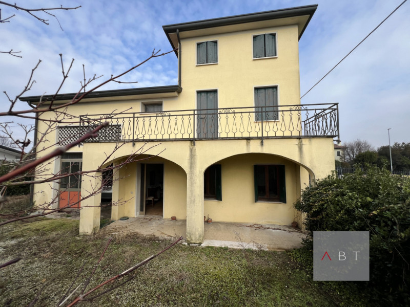 Situata nella frazione di Onara, casa singola composta di: ingresso, cucina, soggiorno, tre camer...