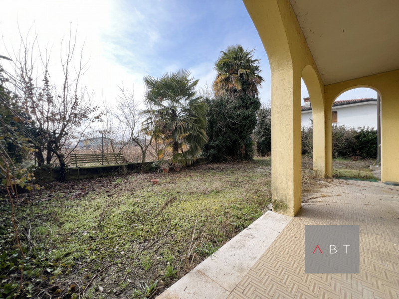 Situata nella frazione di Onara, casa singola composta di: ingresso, cucina, soggiorno, tre camer...