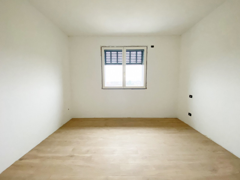 (Per INFO Mara 3481536890) A Ormelle, in zona comoda ai servizi, proponiamo questo ampio e lumino...