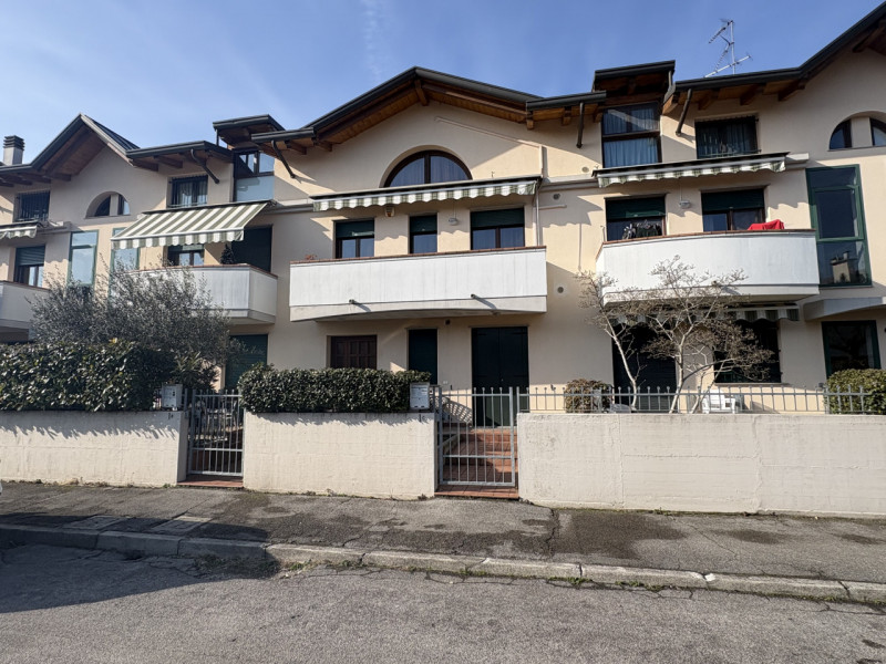 In zona residenziale ad Abano Terme, comoda alla viabilità principale e a tutti i servizi di prim...