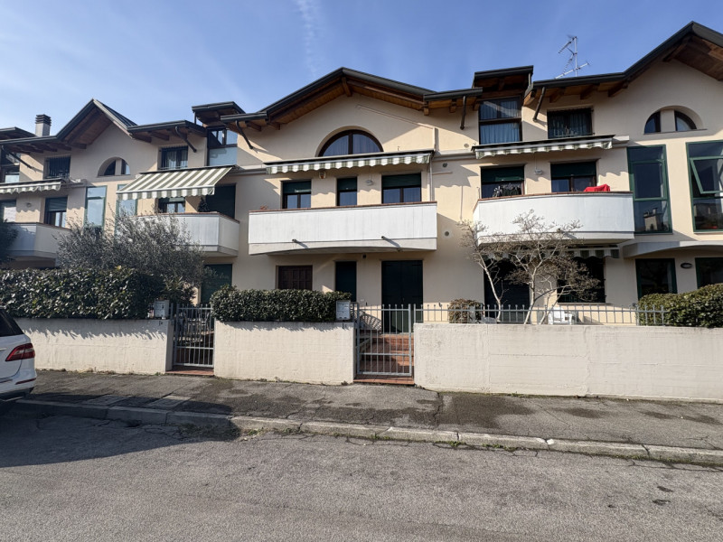 In zona residenziale ad Abano Terme, comoda alla viabilità principale e a tutti i servizi di prim...