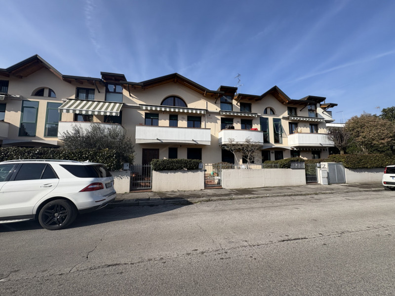 In zona residenziale ad Abano Terme, comoda alla viabilità principale e a tutti i servizi di prim...