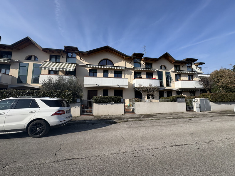 In zona residenziale ad Abano Terme, comoda alla viabilità principale e a tutti i servizi di prim...