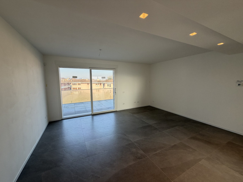 Proponiamo in vendita un esclusivo attico situato nel cuore di Montegrotto Terme, in una zona res...