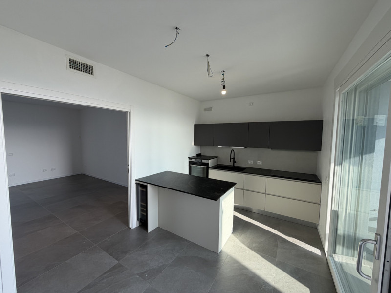 Proponiamo in vendita un esclusivo attico situato nel cuore di Montegrotto Terme, in una zona res...