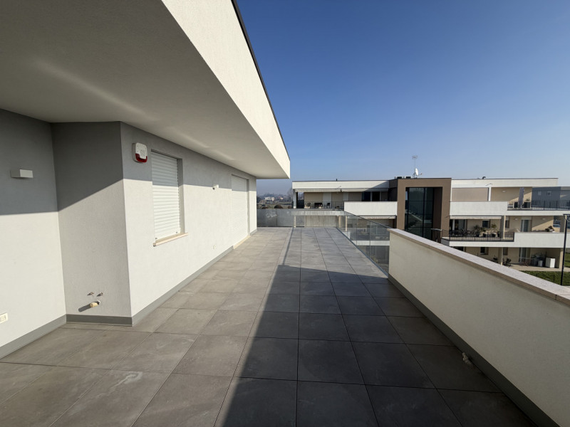 Proponiamo in vendita un esclusivo attico situato nel cuore di Montegrotto Terme, in una zona res...